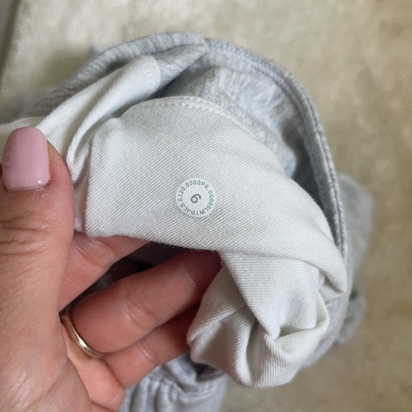 Lululemon Mellow In high rise shorts size 6 - Picture 6 of 7